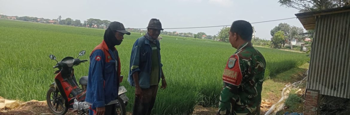 Babinsa Koramil 1601/Indramayu Pererat Silaturahmi Melalui Komsos di Desa Tegalsembadra