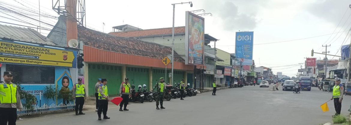 Personel Koramil 1608/Karangampel Laksanakan Pengamanan Operasi Ketupat Lodaya 2026 di Simpang Lampu Merah Karangampel