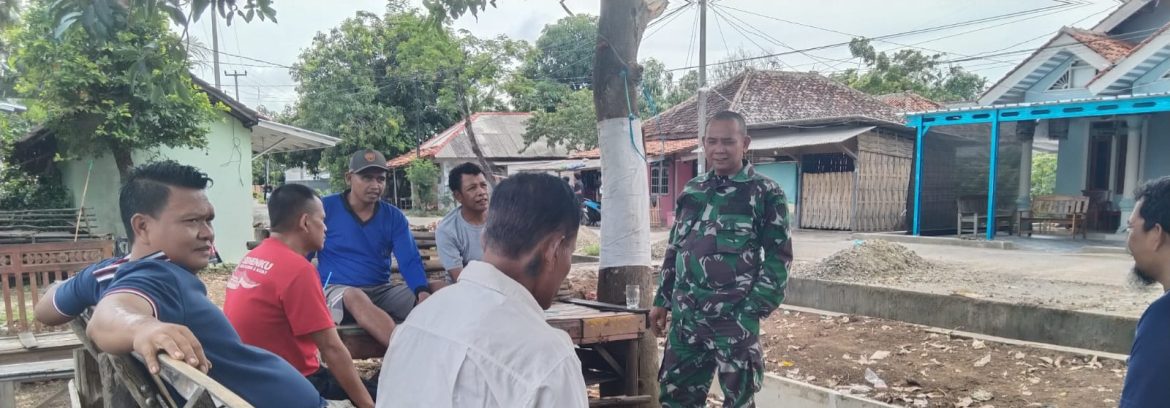 Babinsa Koramil 1603/Lohbener Laksanakan Komsos Bersama Warga Desa Sukadadi