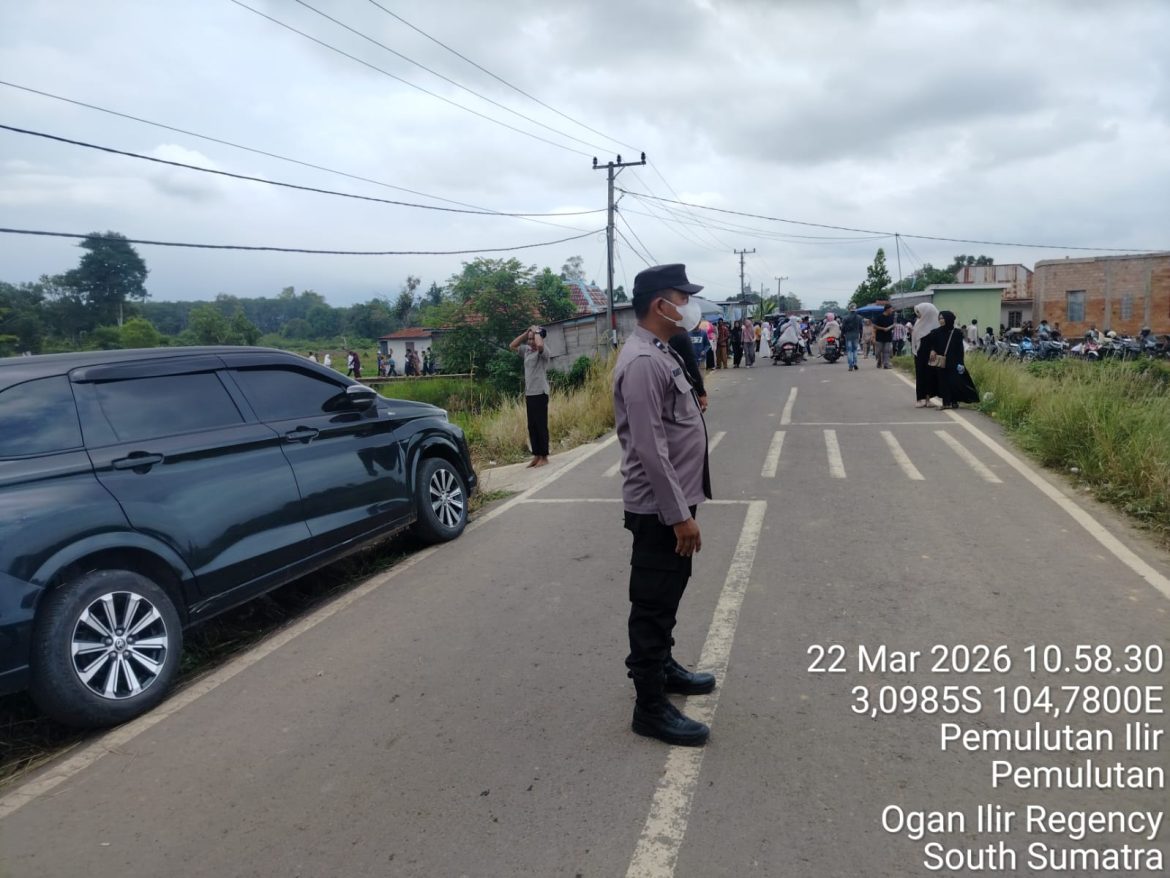 Polsek Pemulutan Amankan Arus Lalu Lintas dan Kegiatan Ziarah di TPU Talang Peramuan