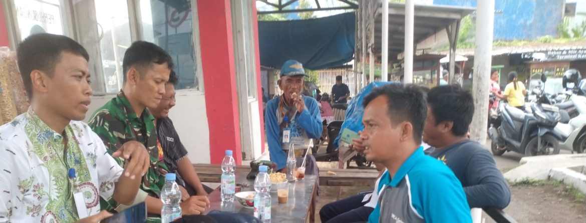 Anggota Koramil 1608 Karangampel Komsos Bersama Pamong dan Masyarakat Desa Benda