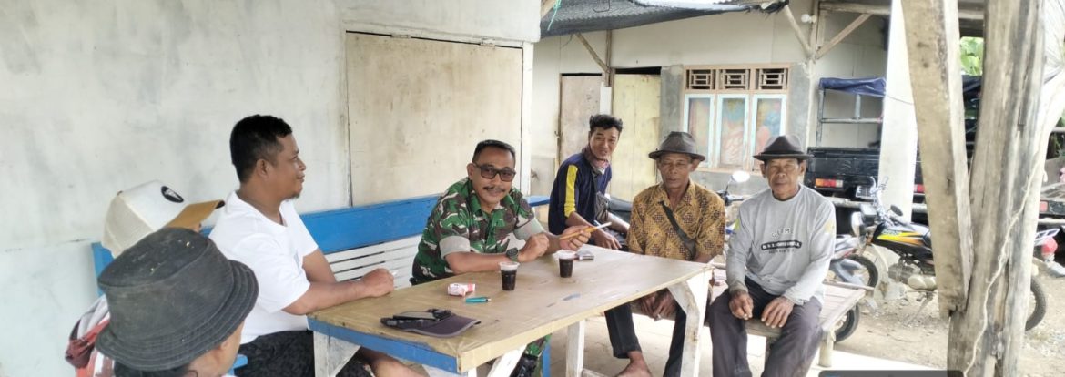 Anggota Koramil 1602/Sindang Komsos Bersama Petani Desa Dermayu