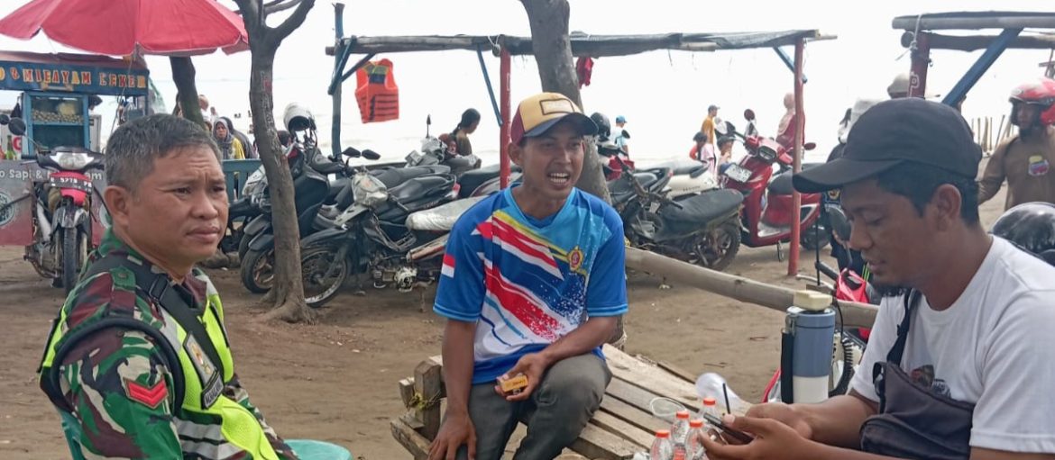 Komsos Anggota Koramil 1601/Indramayu di Pantai Tambak Raya (PATAYA) Jelang Libur Idul Fitri 1447 H/2026