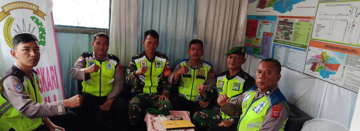 Personel Koramil 1608/Karangampel Laksanakan Pengamanan Operasi Ketupat Lodaya 2026 di Pertigaan Lampu Merah Karangampel