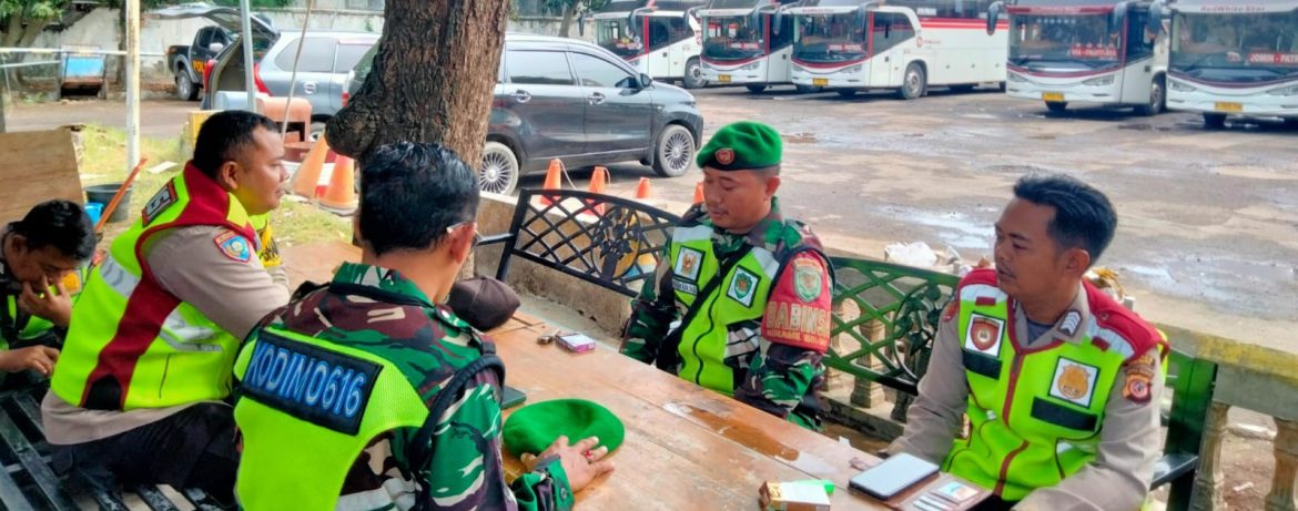 Personel Koramil 1601/Indramayu Laksanakan Pos PAM Idul Fitri 2026 di Terminal Indramayu