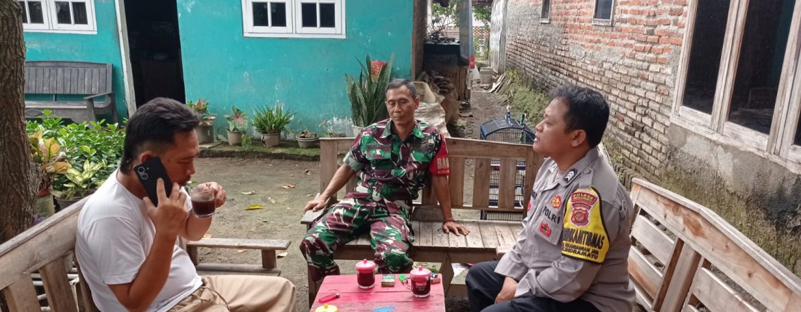 Babinsa Koramil 1601/Indramayu Komsos Bersama Warga Desa Karangsong