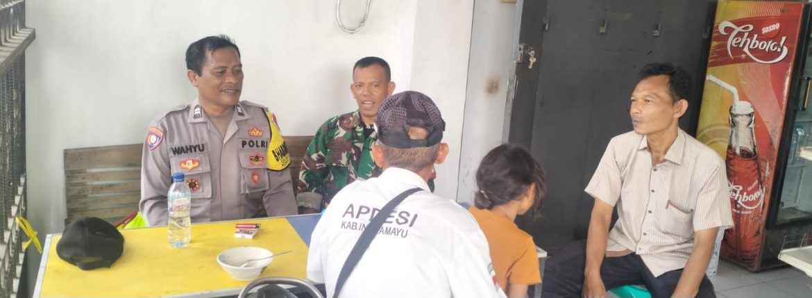 Anggota Koramil 1603 Lohbener Komsos Bersama Bhabinkamtibmas dan Warga Desa Lohbener