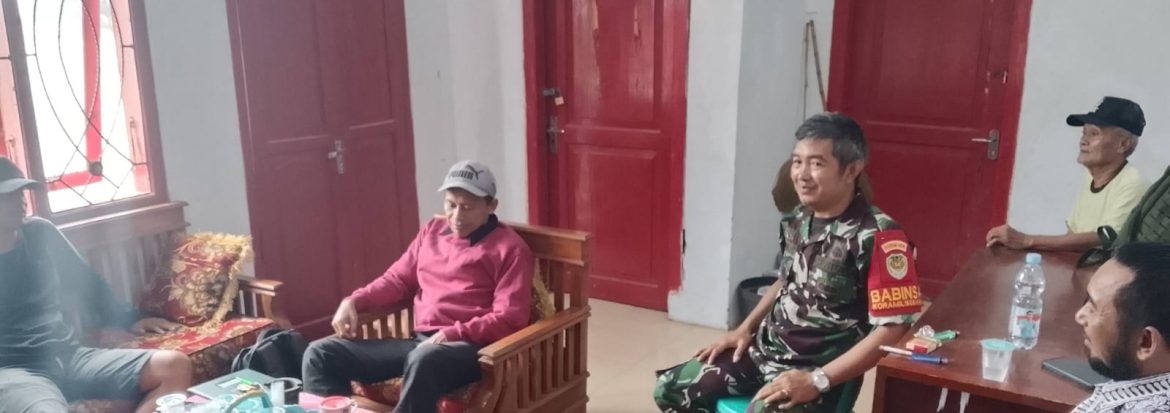 Babinsa Koramil 1608 Karangampel Komsos Bersama Petani Desa Sendang, Pererat Silaturahmi dan Jaga Kondusifitas Wilayah