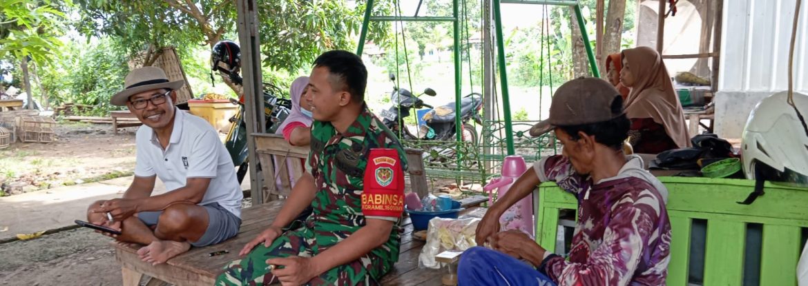 Babinsa Koramil 1601/Indramayu Pererat Kedekatan Bersama Warga Gelarmandala Lewat Komsos