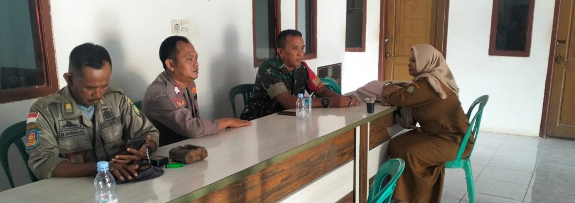 Babinsa Koramil 1603/Lohbener Komsos Bersama Pamong Desa Bojongslawi, Bahas Keamanan Wilayah