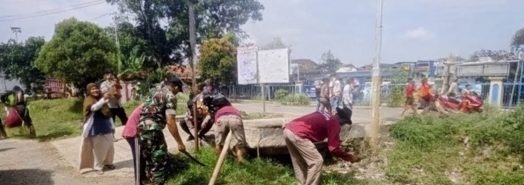 Babinsa Koramil 1608 Karangampel Laksanakan Karya Bhakti Pembersihan Irigasi di Desa Pringgacala
