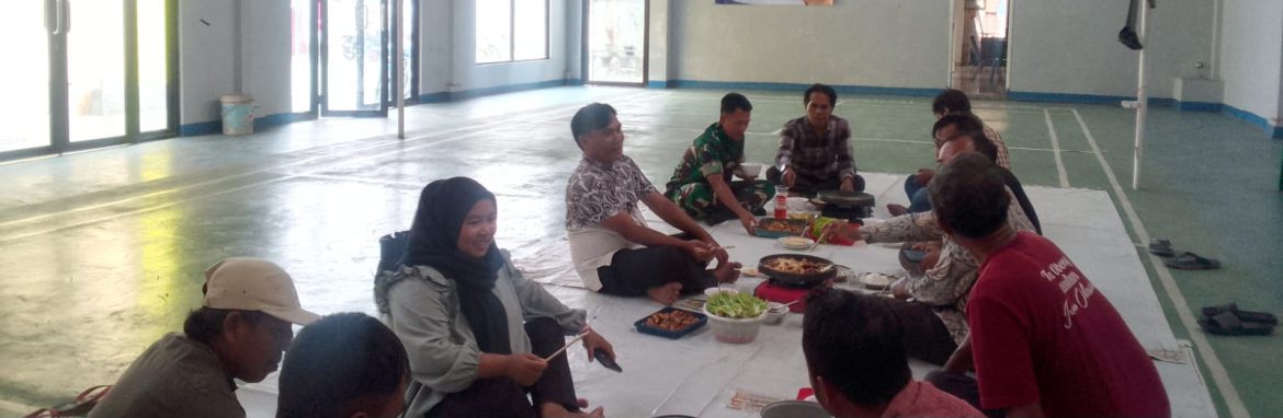 Babinsa Koramil 1605 Sukagumiwang Komsos dan Halal Bihalal Bersama Masyarakat Desa Tegal Wirangrong