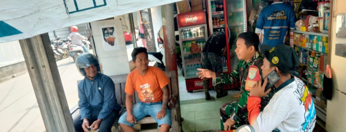 Komsos Anggota Koramil 1601/Indramayu di Desa Karangsong, Tekankan Keamanan dan Kepedulian Lingkungan