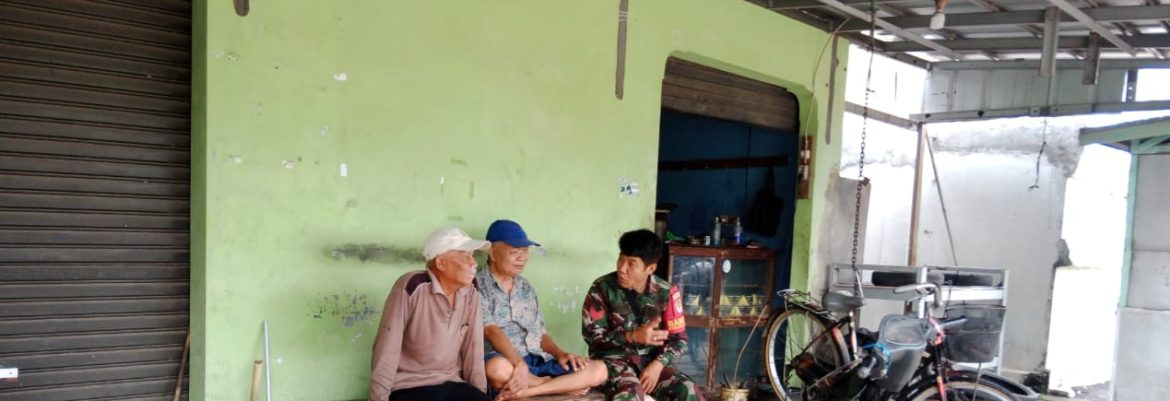 Komsos Anggota Koramil 1601/Indramayu di Desa Singajaya, Pererat Silaturahmi dan Dorong Kemajuan Pertanian