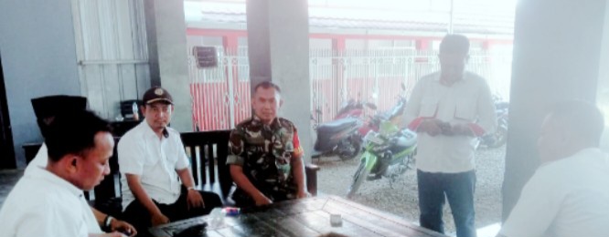 Babinsa Koramil 1605/Sukagumiwang Komsos Bersama Pamong Desa Gunungsari, Tekankan Tertib Penyaluran Bantuan Pangan