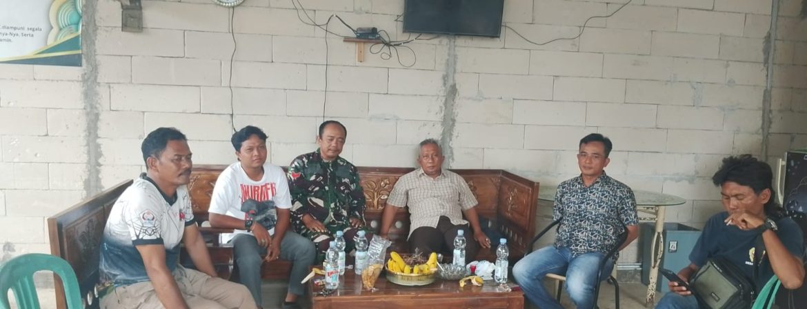 Babinsa Koramil 1611/Losarang Komsos Bersama Warga Desa Santing, Ajak Tingkatkan Sinergi dan Kewaspadaan