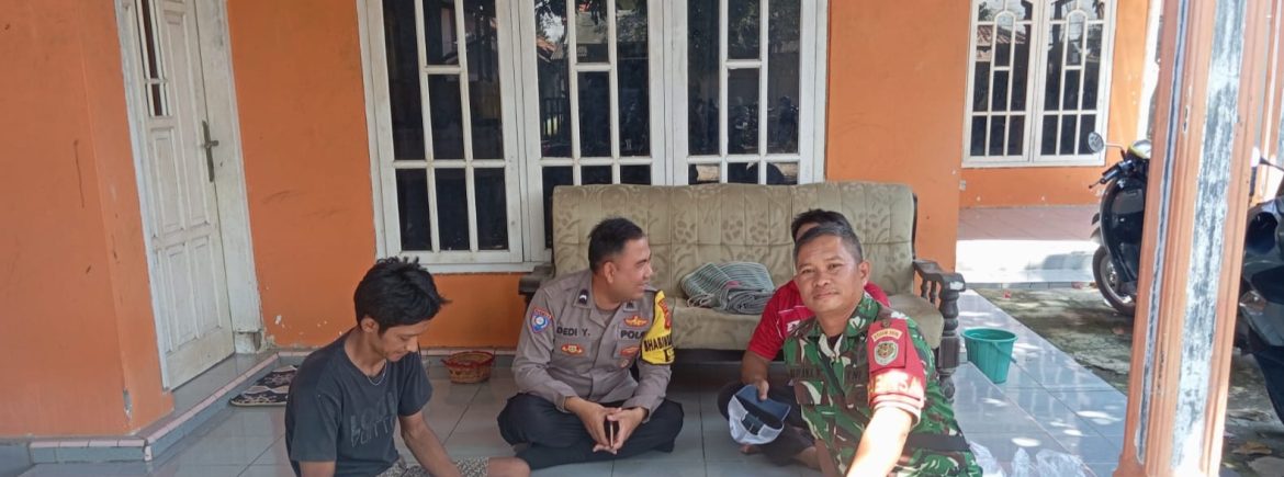 Pererat Silaturahmi, Babinsa Koramil 1601 Indramayu Bersama Bhabinkamtibmas Komsos Dengan Warga Desa Tambak