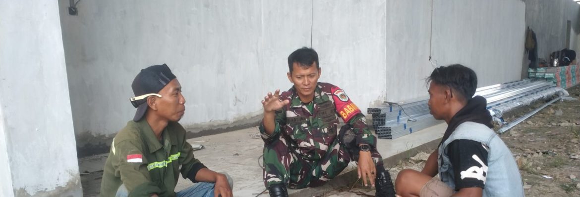 Babinsa Koramil 1608/Karangampel Komsos Bersama Pamong dan Warga Desa Benda