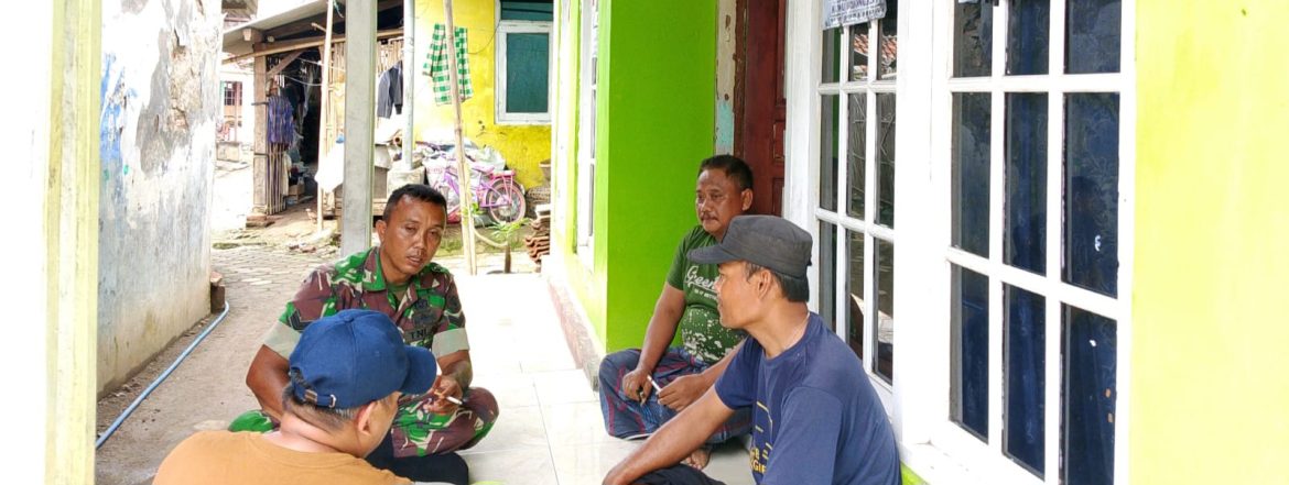 Babinsa Koramil 1603/Lohbener Komsos Bersama Kuwu dan Warga Desa Bojongslawi