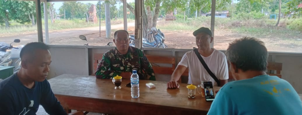 Babinsa Koramil 1605/Sukagumiwang Gelar Komsos Bersama Warga Desa Sukagumiwang