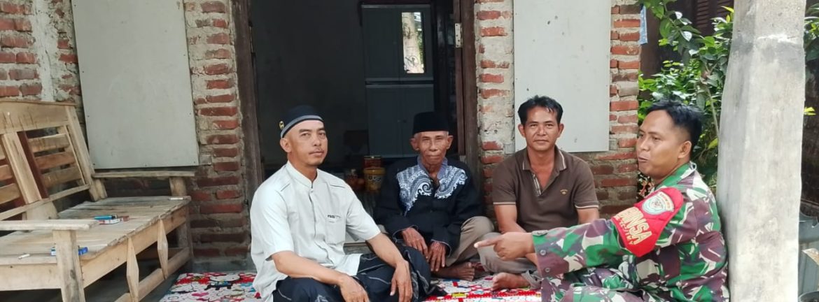 Babinsa Koramil 1601/Indramayu Gelar Komsos di Desa Rawadalem, Ajak Warga Jaga Kebersihan dan Kewaspadaan