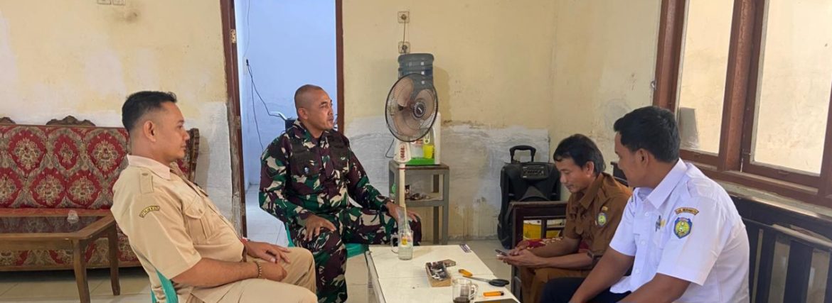 Komsos Babinsa Koramil 1605/Sukagumiwang Bersama Pamong dan Masyarakat Desa Jengkok