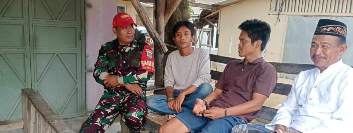 Anggota Koramil 1608/Karangampel Komsos Bersama Warga Desa Dukuh Jeruk