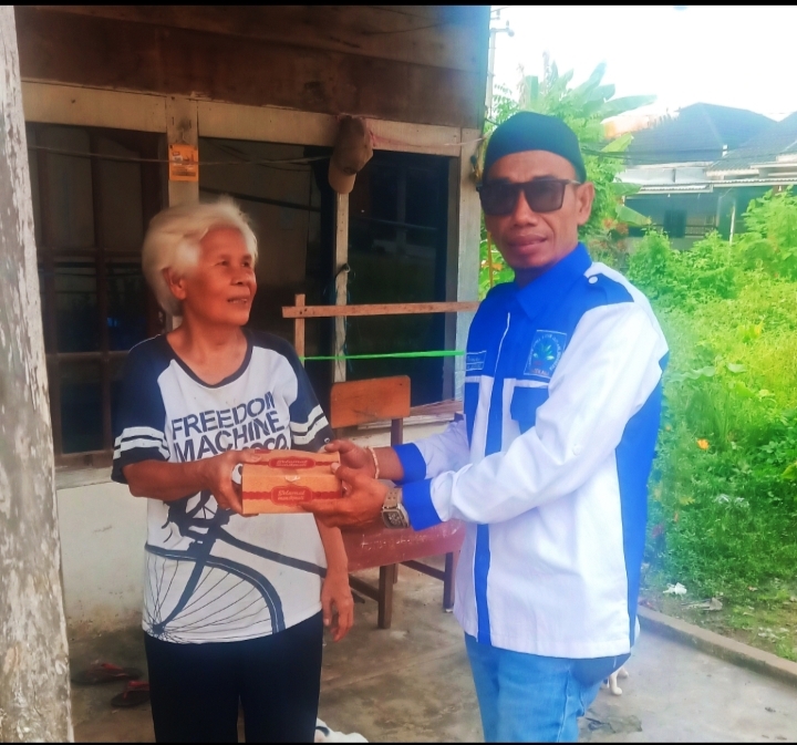 Yayasan Setia Kawan Lestari Indonesia Sumsel Berbagi Takjil kepada Warga dan Pengguna Jalan