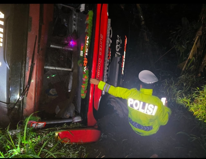 Laporan Warga ke 110 Selamatkan Penumpang Bus yang Terjun ke Jurang di Lahat