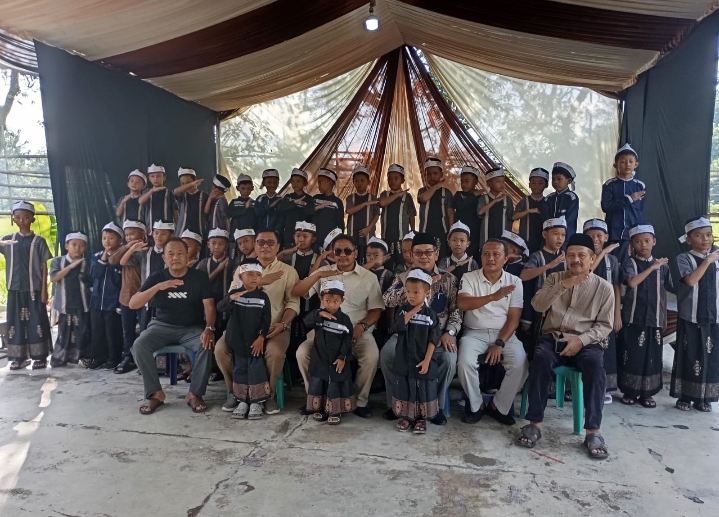 KHITANAN MASSAL DI DUSUN KARANGSARI, DESA MEKARSARI, KECAMATAN MALEBER, KUNINGAN