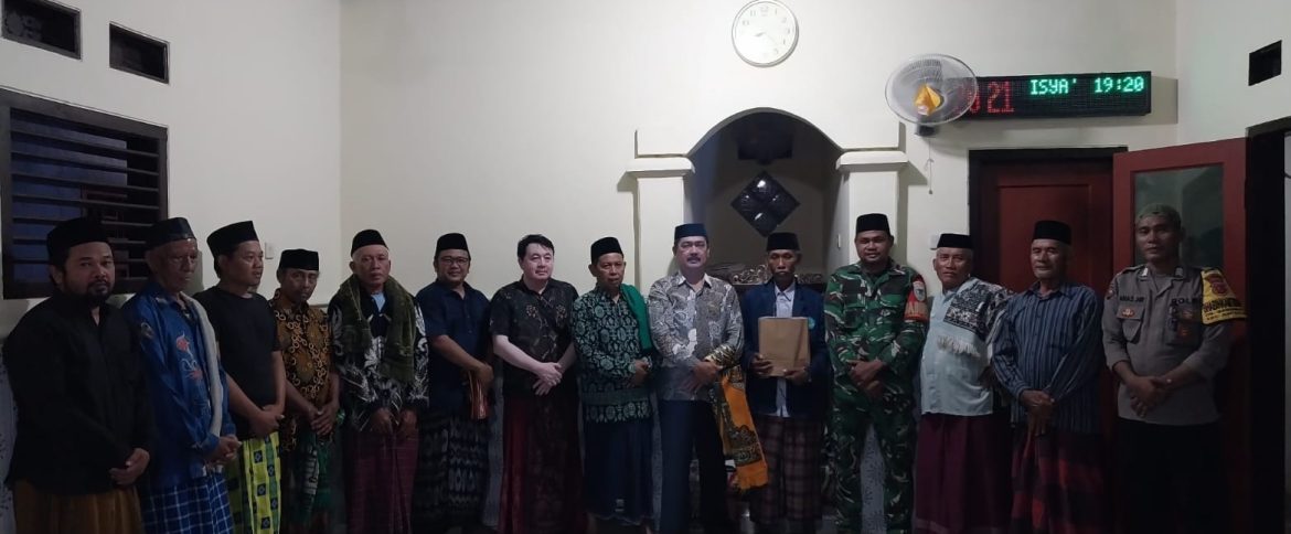 Kopda Purwidiyanto Anggota Koramil 1609 Juntinyuat Laksanakan Sholat Isya Berjamaah dan Tarawih Keliling (Tarling) Bersama Muspika Kecamatan di Desa Sambimaya