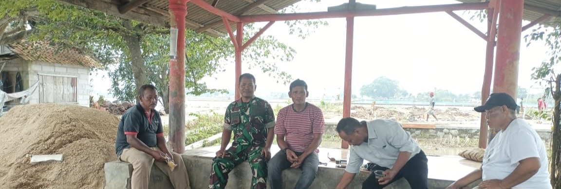 Babinsa Koramil 1605/Sukagumiwang Komsos Bersama Pemdes dan Karang Taruna Manguntara, Bahas Keamanan hingga Ketahanan Pangan