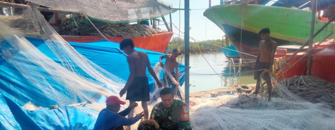 Babinsa Koramil 1601/Indramayu Komsos Bersama Nelayan Karangsong, Tekankan Keselamatan dan Kepedulian Lingkungan