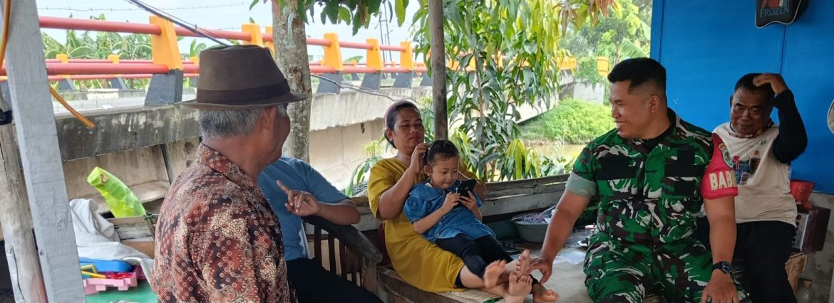 Babinsa Koramil 1601/Indramayu Komsos di Desa Balongan, Ajak Warga Jaga Kamtibmas dan Kesehatan