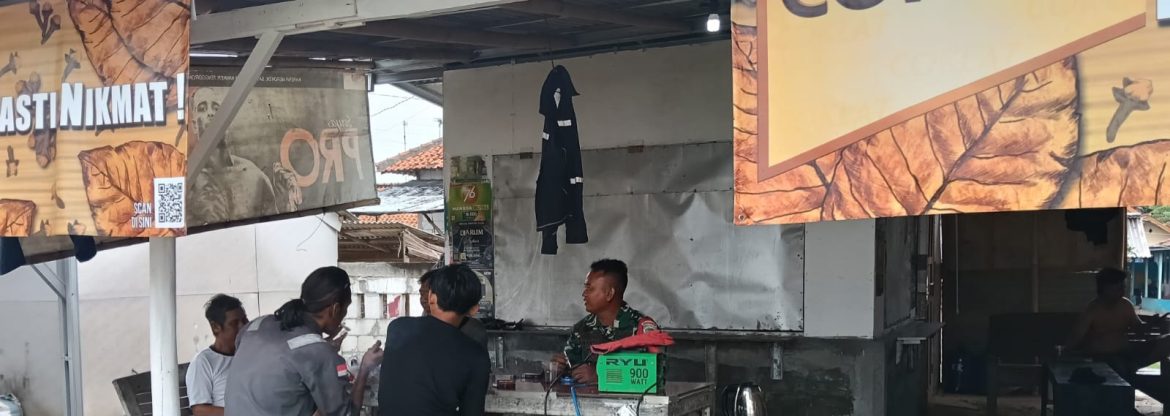 Babinsa Koramil 1611/Losarang Komsos Bersama Warga, Ajak Jaga Kamtibmas dan Kebersihan Lingkungan