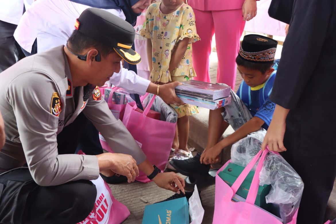 Berikan Perhatian Khusus kepada Anak-Anak Sekolah Korban Kebakaran, Polres Ogan Ilir Bersama Bhayangkari Salurkan Perlengkapan Sekolah