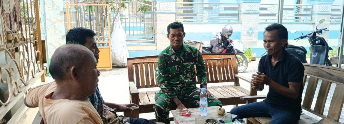 Babinsa Koramil 1605/Sukagumiwang Komsos Bersama Warga Desa Lemahayu, Perkuat Silaturahmi dan Keamanan Lingkungan