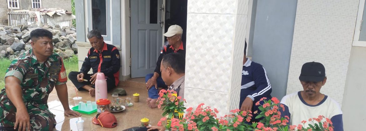 Babinsa Koramil 1608/Karangampel Perkuat Sinergi Lewat Komsos Bersama Bhabinkamtibmas dan Perangkat Desa Mundu