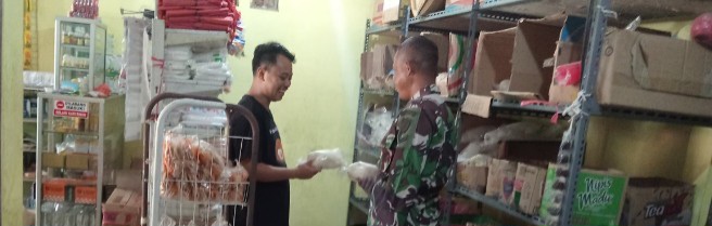 Babinsa Koramil 1603/Lohbener Laksanakan Pemantauan Harga Sembako di Wilayah Binaan