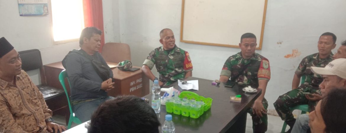 Komsos Babinsa Koramil 1601/Indramayu, Ajak Warga Pekandangan Jaga Keamanan dan Kebersihan Lingkungan