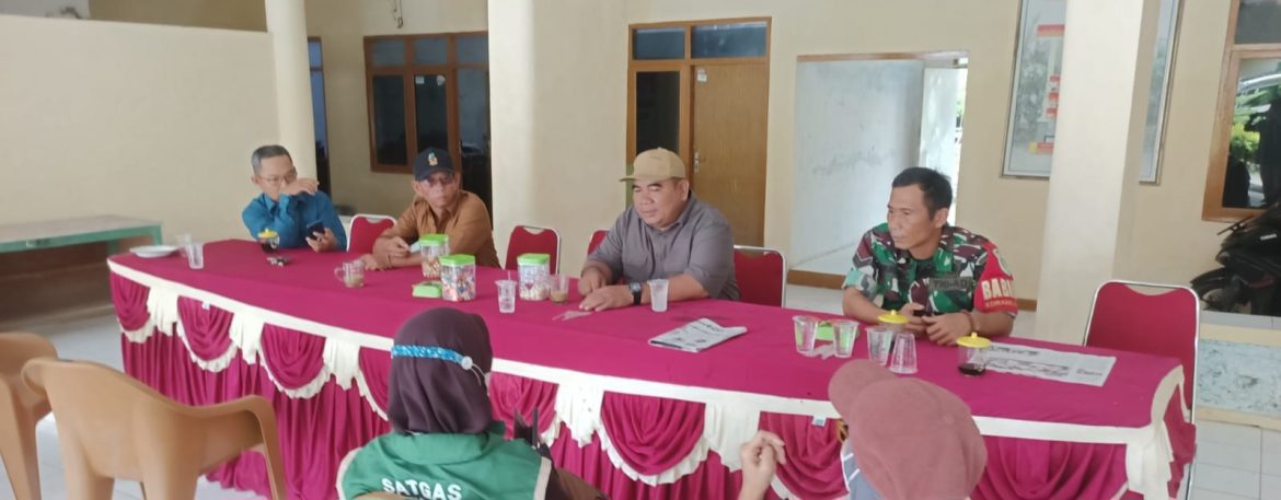 Babinsa Koramil 1601/Indramayu Komsos di Desa Pekandanganjaya, Perkuat Silaturahmi dan Dukung Musim Tanam