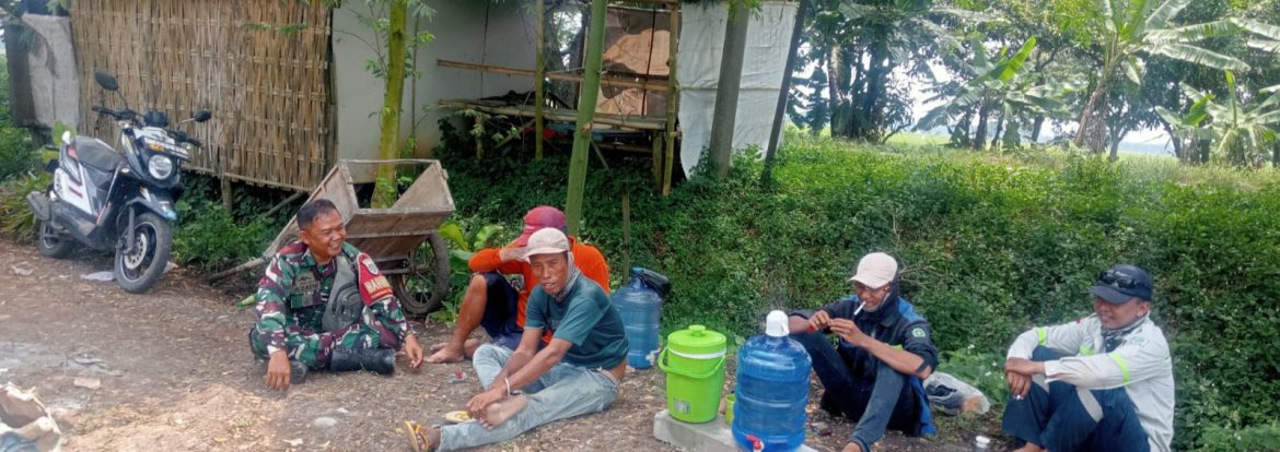 Sertu A.Zaeni Babinsa Koramil 1601/Indramayu Komsos Bersama Warga Desa Tegalsembadra, Tekankan Keamanan dan Kemajuan Pertanian