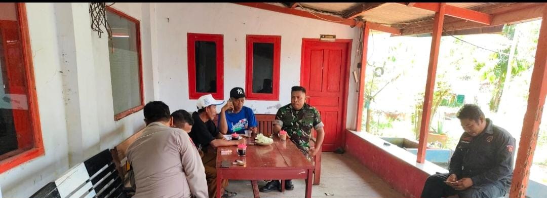 Babinsa Koramil 1608/Karangampel Komsos Bersama Ketua RT dan Warga Desa Cangkingan