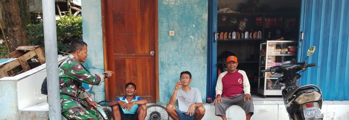 Babinsa Koramil 1603/Lohbener Komsos Bersama Warga Desa Lohbener, Perkuat Komunikasi dan Keamanan