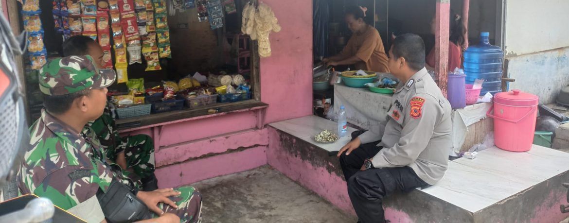 Babinsa Koramil 1611/Losarang Komsos Bersama Anggota Polsek di Desa Jumbleng