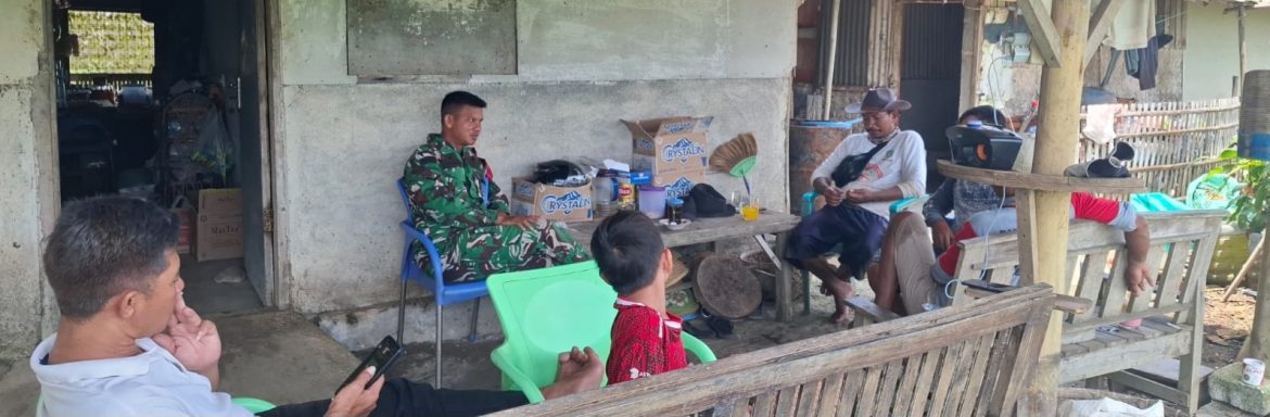 Babinsa Koramil 1601/Indramayu Komsos di Desa Sudimampir Lor, Ajak Warga Jaga Kebersihan dan Kamtibmas