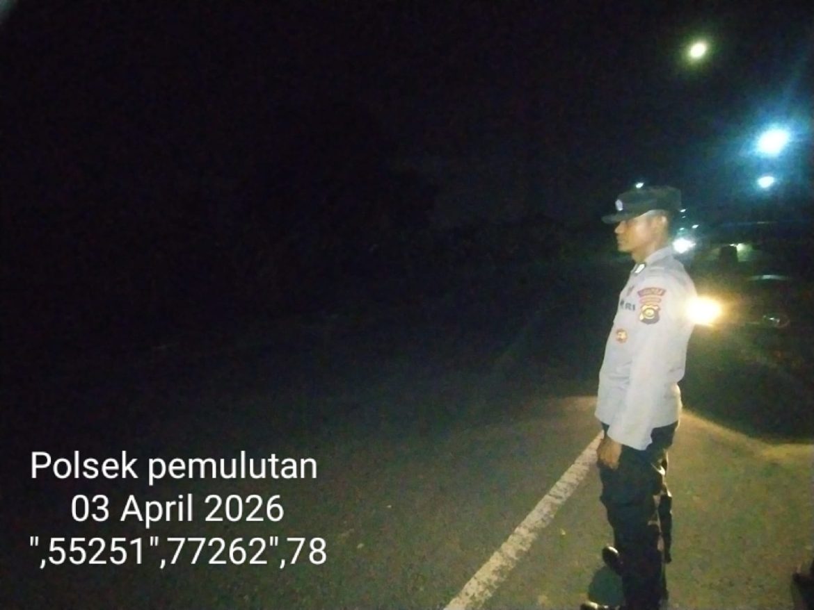 POLSEK PEMULUTAN OGAN ILIR INTENSIFKAN PATROLI MALAM, CIPTAKAN RASA AMAN DAN KONDUSIF DI MASYARAKAT