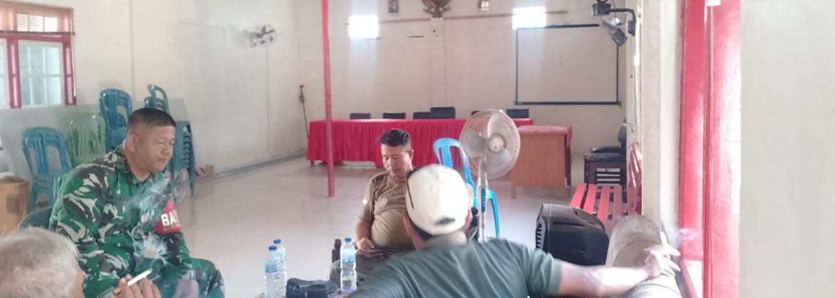 Babinsa Koramil 1611/Losarang Komsos Bersama Pamong dan Warga Desa Puntang, Perkuat Sinergi dan Kamtibmas