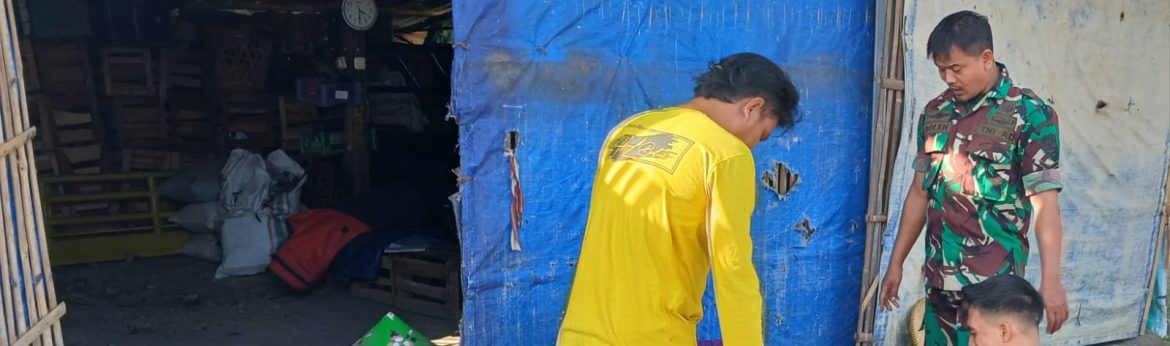 Babinsa Koramil 1605 Sukagumiwang Komsos Bersama Warga Desa Tersana, Tingkatkan Kewaspadaan Bencana dan Kamtibmas