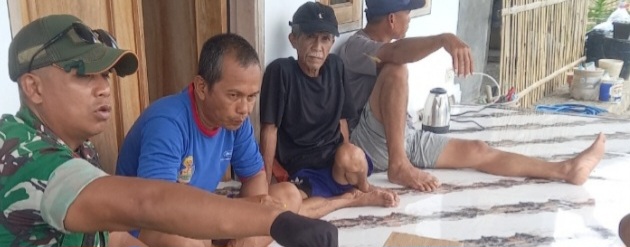 Babinsa Koramil 1608/Karangampel Komsos Bersama Tomas dan Warga Desa Dukuh Tengah Bahas Kondusifitas Wilayah
